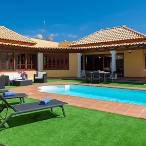 https://villa-la-magnifica.in-canary-islands.com